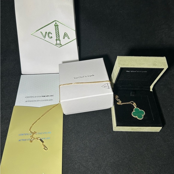 Van Cleef & Arpels Jewelry - Van Cleef & Arpels Magic Alhambra 1 Green Motif Long 18K Gold Necklace